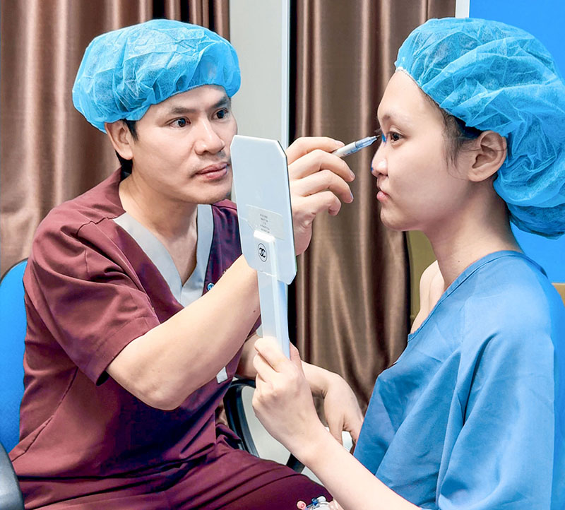Trực tiếp bác sĩ trưởng/ phó khoa nâng mũi