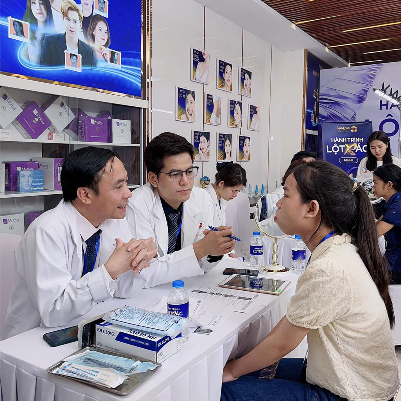 Các bác sĩ thăm khám và tư vấn cho các thí sinh tham gia