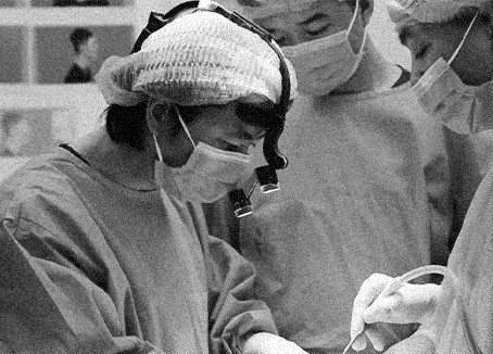 Các bác sĩ đo vẽ kỹ lưỡng trước khi cắt mí