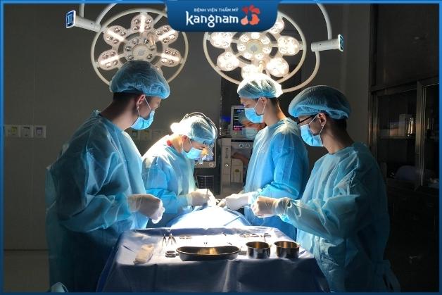 Bác sĩ Kangnam đang tiến hành 1 ca phẫu thuật tạo môi cười phức tạp