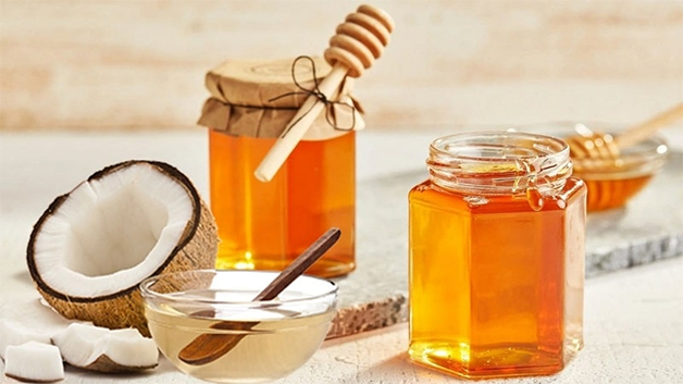 Kết hợp dầu dừa và mật ong sẽ giúp loại bỏ các vết đốm, nám sạm cứng đầu trên da.