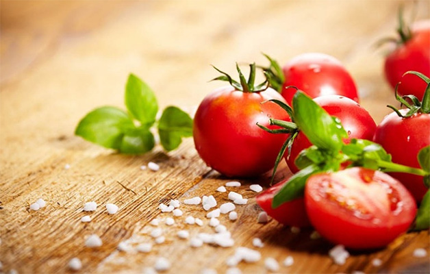 Muối và cà chua giúp khắc chế mụn thâm trên da