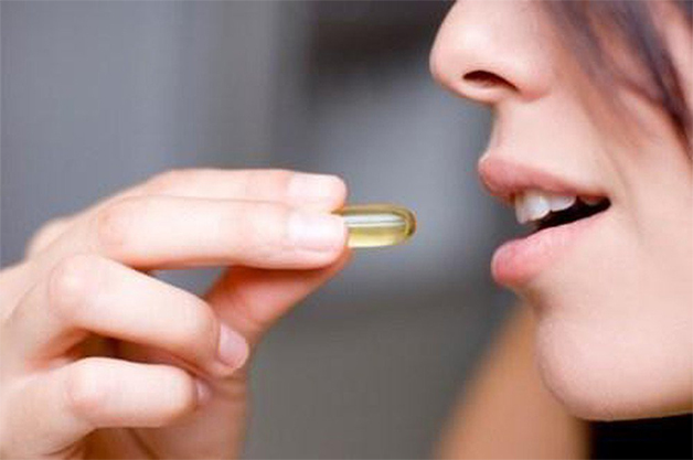 Uống vitamin E là cách đơn giản giúp nuôi dưỡng da chắc khỏe