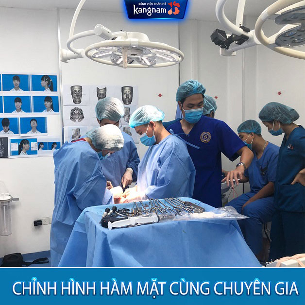Hình ảnh ê kíp bác sĩ Kangnam tiến hành phẫu thuật thu gọn hàm V line 3D công nghệ Hàn Quốc