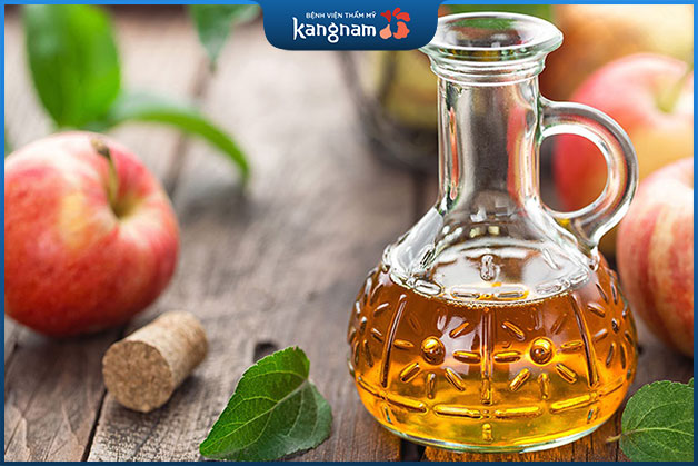 Trong giấm táo có chứa nhiều hoạt chất giúp hạn chế sự tăng sinh của tàn nhang và làm sáng da