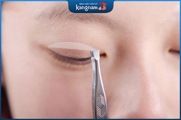 Có thể khắc phục khuyết điểm mắt to nhỏ không đều tại nhà bằng cách makeup.