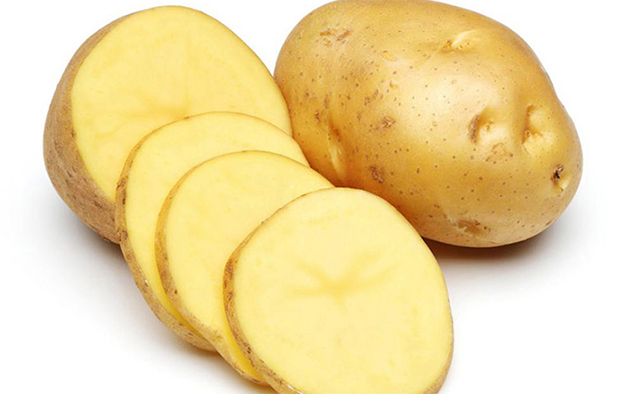Làm trắng da tay bằng khoai tây