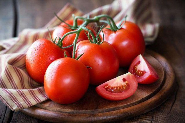 Cách làm trắng da tay chân tự nhiên bằng cà chua
