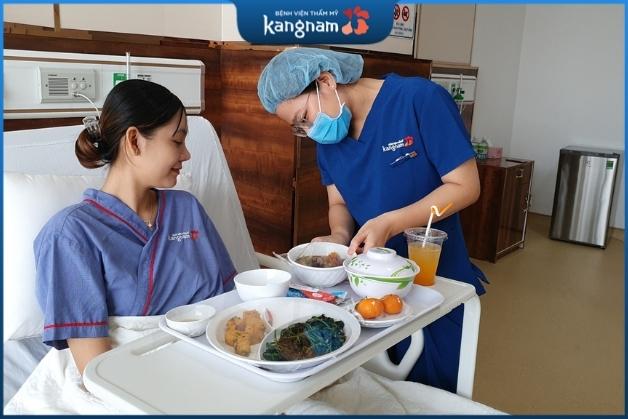 Khách hàng được chuyên viên Kangnam hướng dẫn tận tình chế độ hậu phẫu sau khi sửa môi hỏng 