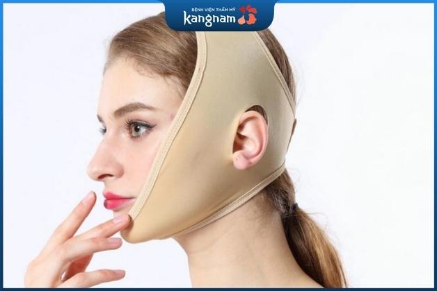 Đeo đai định hình mặt là cách khắc phục mặt lệch đơn giản