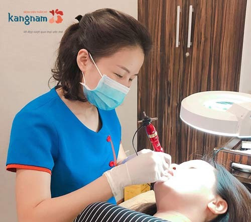 Chuyên gia Kangnam thực hiện phun môi cho khách hàng