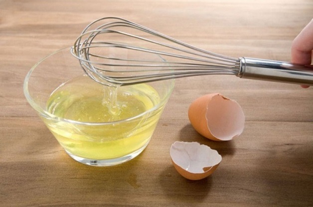 Lòng trắng trứng gà cung cấp 1 lượng lớn Vitamin E và chất nhờn có tác dụng cấp ẩm, se khít chân nang lông