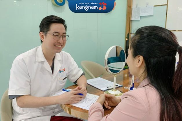 Bác sĩ Kangnam tư vấn cho khách háng về phương pháp điều trị nhũ hoa thâm