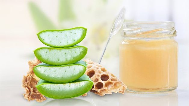 Nha đam kết hợp cùng sữa ong chúa tạo nên hỗn hợp dưỡng da, làm mờ tàn nhang khá tốt tại nhà
