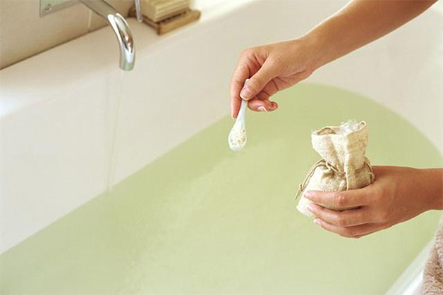 Các công thức muối tắm hỗ trợ thải độc và làm sạch sâu bã nhờn ở lưng
