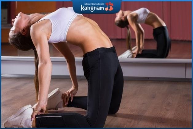 Tư thế con lạc đà là bài tập yoga cho vòng 1 nở nang