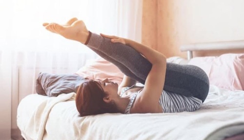 bài tập thể dục trên giường giảm mỡ bụng