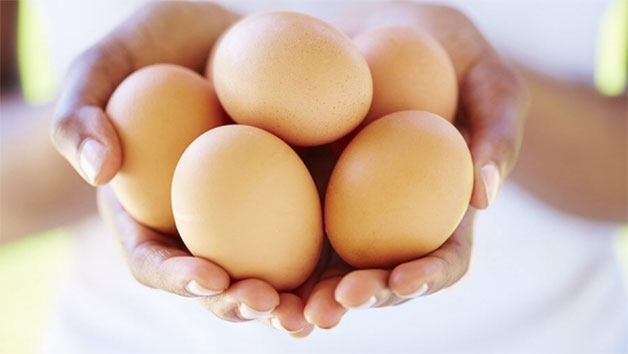 Trứng có tính tanh, đặc biệt cần tránh ăn sau khi phun môi
