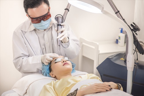Bác sĩ có tay nghề tốt sẽ giúp kết quả xóa mụn ruồi của khách hàng thành công hơn