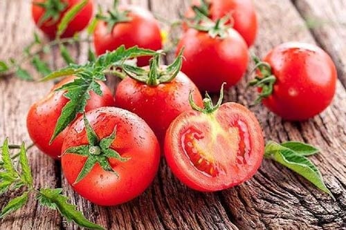 cách tẩy ria mép bằng cà chua