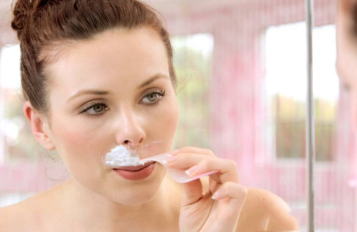 Tẩy ria mép bằng kem đánh răng thực hiện đơn giản chỉ trong 4 bước