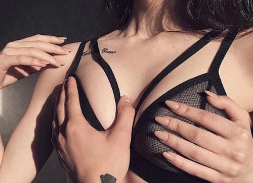 Tại sao con trai thích sờ ngực con gái? Có phải "dê xồm" như các nàng vẫn nghĩ?