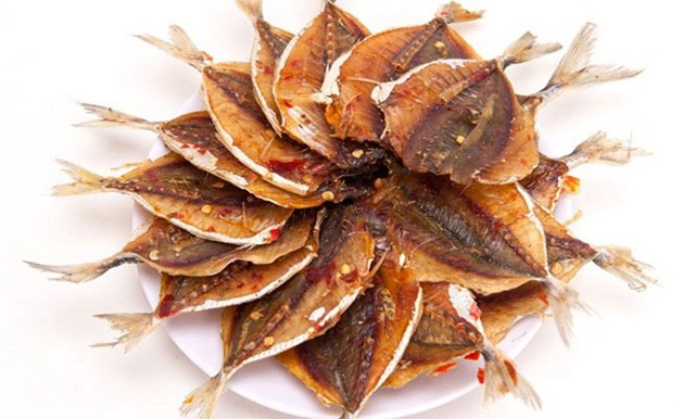 Cá chỉ vàng phơi khô, nướng giòn là món ăn ngon thơm, được nhiều người yêu thích