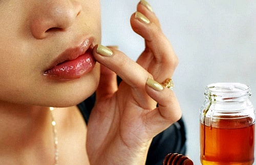 cách trị thâm môi bằng mật ong