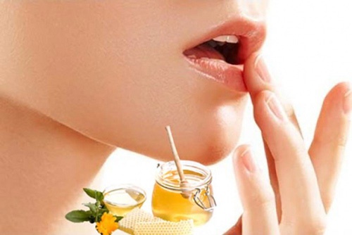  Cách trị thâm môi bằng mật ong
