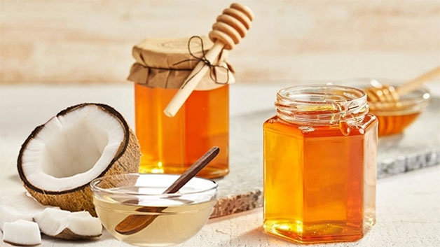 Làm môi hết thâm bằng mật ong, dầu dừa 