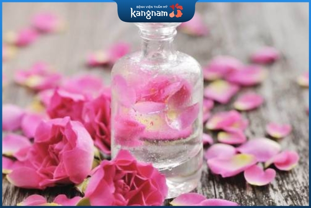 Dùng nước hoa hồng khắc phục viêm cánh tại nhà
