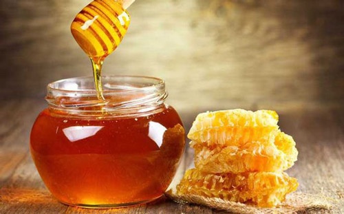 Cách trị thâm môi bằng mật ong và đường