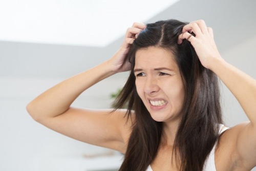 Chân tóc có hạt trắng: Nguyên nhân và cách khắc phục như thế nào ?