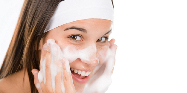 Chọn bộ sản phẩm rửa mặt dịu nhẹ, không có chất tẩy rửa mạnh gây bào mòn da