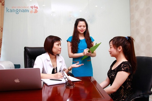 Chuyên gia Lê Thị Thủy tư vấn liệu trình điều trị cho khách hàng