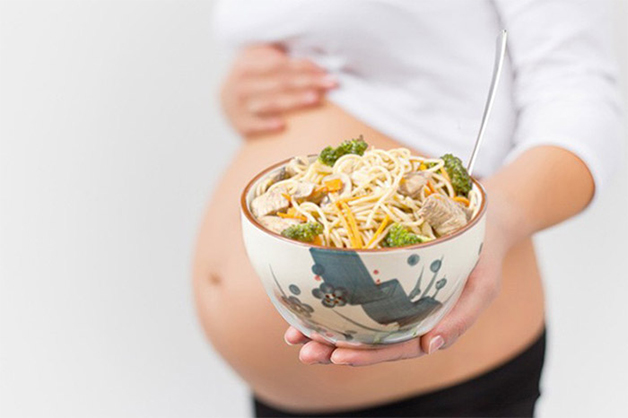 Phụ nữ đang mang thai hoặc cho con bú không nên ăn mì tôm bởi tính nóng và hại sức khỏe