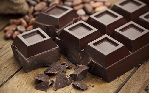Socola đen chứa nhiều cacao nên có vị đắng, khó ăn nhưng lại mang tới tác dụng tiêu mỡ thừa