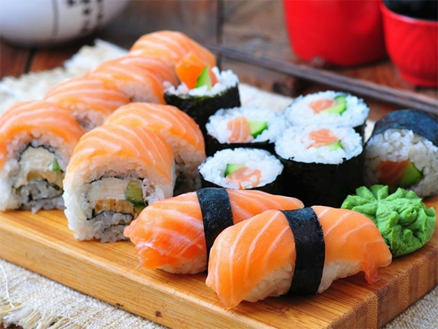 Sushi cá hồi được biết đến là một trong những món ăn trưa giảm cân của người Nhật