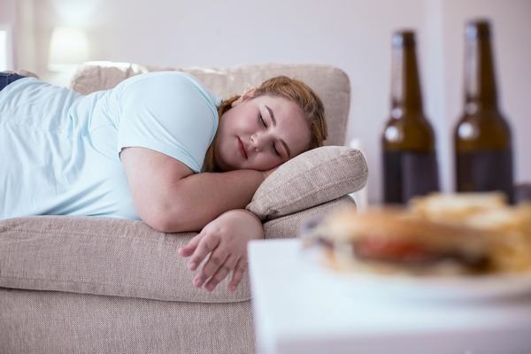 Ngủ nhiều có thể là nguyên nhân khiến cơ thể tích mỡ và tăng cân