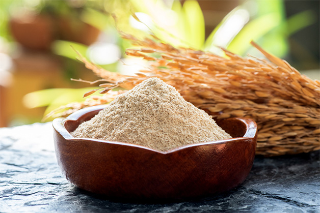 Dưỡng chất có trong bột cám gạo giúp loại bỏ chất sừng già cỗi trên da mặt