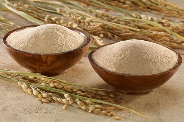 Dùng cám gạo trộn đều với nước lọc để massage loại bỏ tế bào chết