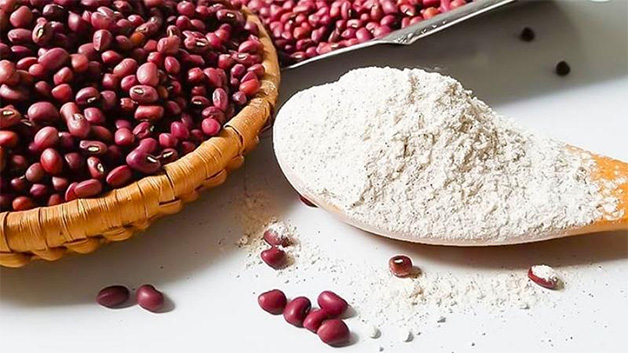 Ngoài bột đậu đỏ, bạn có thể dùng bột cám gạo cũng mang lại hiệu quả trắng da tương tự