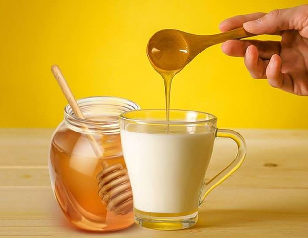 Mật ong có tính kháng khuẩn cao, kết hợp cùng sữa chua sẽ mang lại hiệu quả tốt hơn