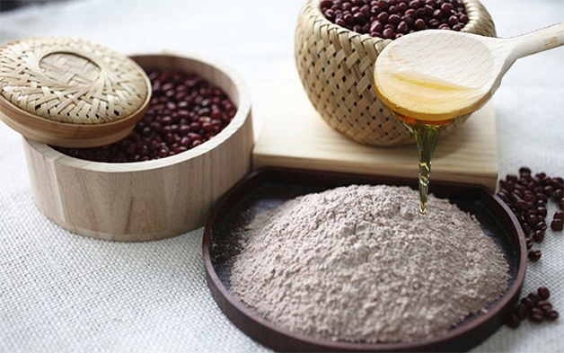 Để sớm có làn da khỏe mạnh, bạn hãy sử dụng công thức tẩy da chết bằng bột đậu đỏ, bột cám gạo hàng tuần