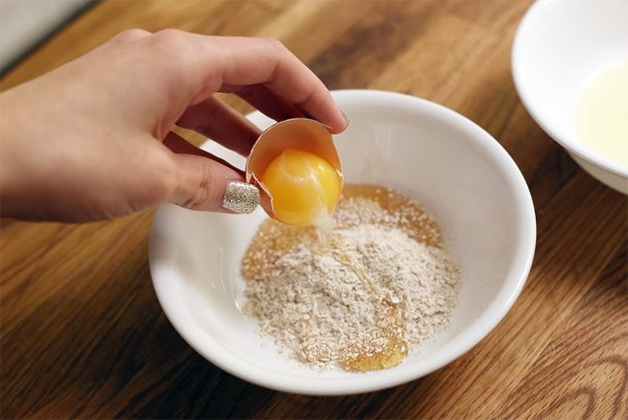 Kết hợp lòng trắng trứng và bột cám gạo để tẩy da chết hiệu quả tại nhà