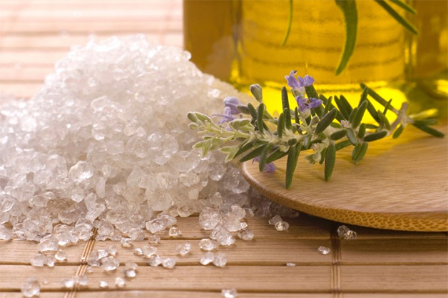 Kết hợp muối và dầu oliu giúp hỗ trợ tẩy da chết hiệu quả