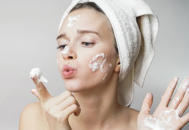 Vệ sinh da sạch sẽ cũng là yếu tố giúp da sáng mịn, sạch mụn