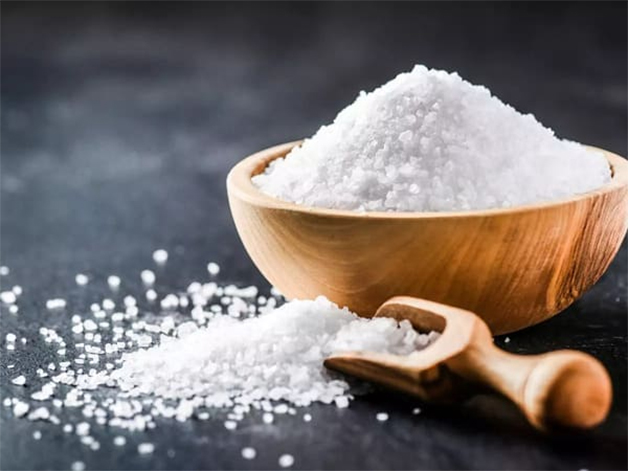 Muối là nguyên liệu phổ thông có tác dụng tẩy da chết và làm sạch da hiệu quả