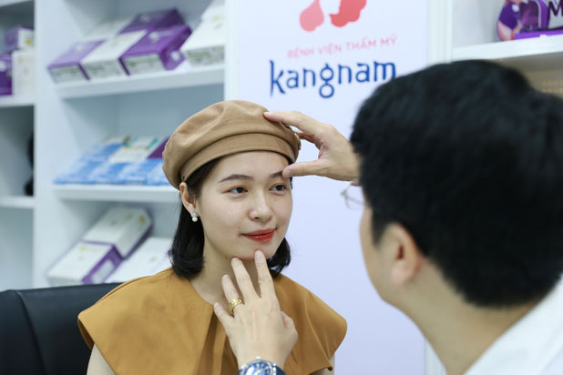 Bác sĩ kiểm tra trước khi tiêm botox