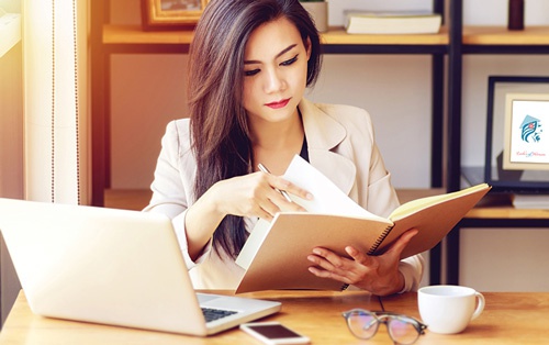 phụ nữ có mắt cười